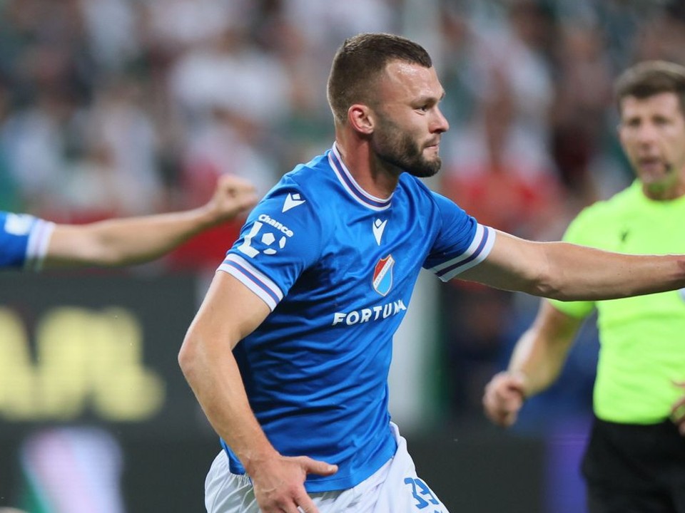 Slovenský futbalový útočník Erik Prekop (uprostred) z Baníka Ostrava sa raduje z gólu počas odvetného zápasu 2. predkola Európskej ligy Legia Varšava - Baník Ostrava .