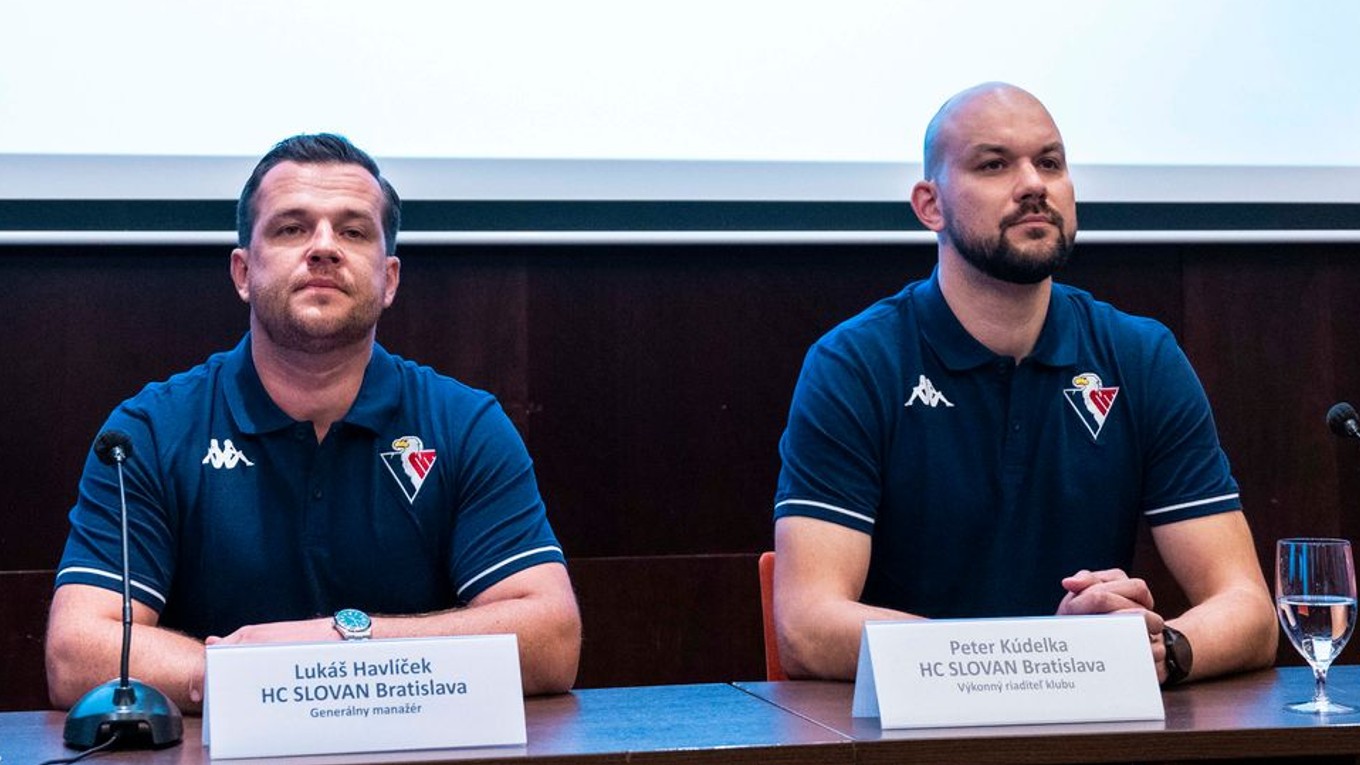 Vľavo generálny manažér HC Slovan Bratislava Lukáš Havlíček, vedľa neho výkonný riaditeľ HC Slovan Bratislava Peter Kúdelka.