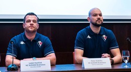 Vľavo generálny manažér HC Slovan Bratislava Lukáš Havlíček, vedľa neho výkonný riaditeľ HC Slovan Bratislava Peter Kúdelka.