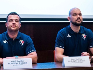 Vľavo generálny manažér HC Slovan Bratislava Lukáš Havlíček, vedľa neho výkonný riaditeľ HC Slovan Bratislava Peter Kúdelka.