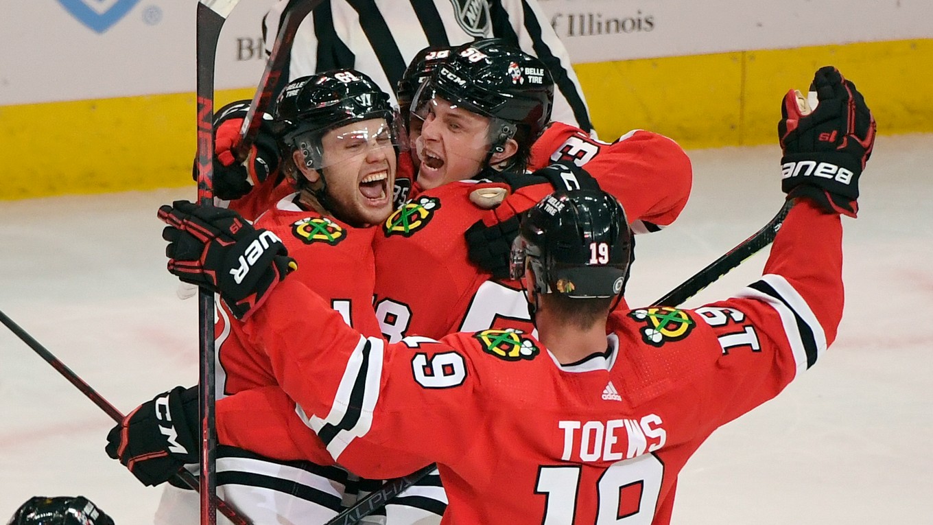 Chicago Blackhawks oslavujú gól.