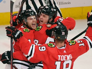 Chicago Blackhawks oslavujú gól.