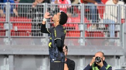 Ethan Mbappé oslavuje gól v zápase AS Monaco - Lille OSC.