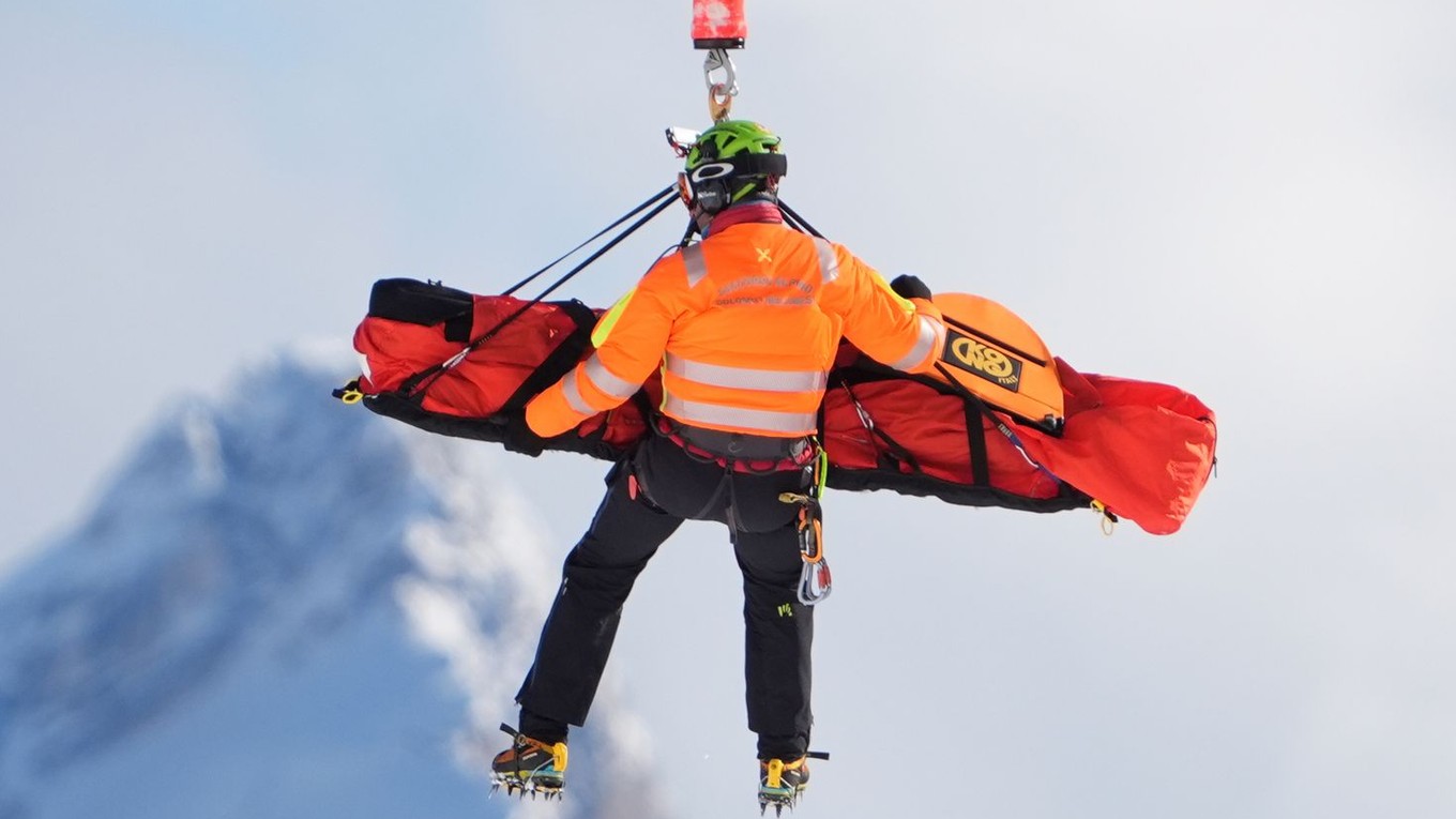 Na snímke americká lyžiarka Lindsey Vonnová, ktorú záchranár preváža  vrtuľníkom do nemocnice po páde v zjazde žien na zimných olympijských hrách v Cortine d'Ampezzo.