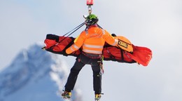 Na snímke americká lyžiarka Lindsey Vonnová, ktorú záchranár preváža  vrtuľníkom do nemocnice po páde v zjazde žien na zimných olympijských hrách v Cortine d'Ampezzo.