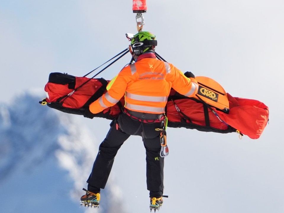 Na snímke americká lyžiarka Lindsey Vonnová, ktorú záchranár preváža  vrtuľníkom do nemocnice po páde v zjazde žien na zimných olympijských hrách v Cortine d'Ampezzo.