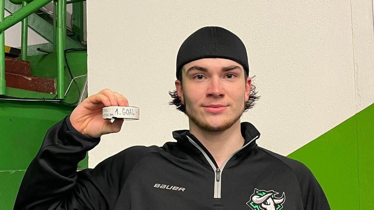 Alex Čajkovič s pukom, ktorým strelil premiérový gól v Tipos extralige.