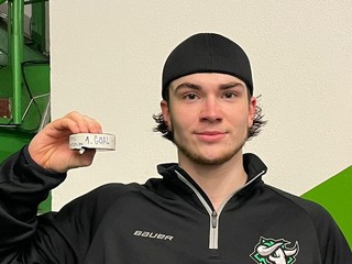 Alex Čajkovič s pukom, ktorým strelil premiérový gól v Tipos extralige.