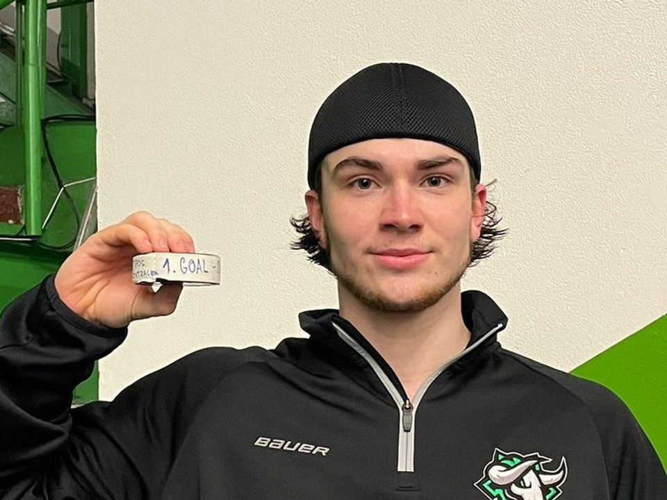 Alex Čajkovič s pukom, ktorým strelil premiérový gól v Tipos extralige.