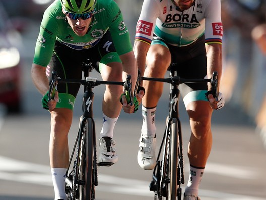 Sam Bennett (vľavo) a Peter Sagan v závere 19. etapy na Tour de France 2020.