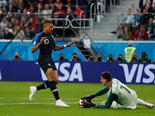 Kylian Mbappé a Thibaut Courtois. Obaja sa dostali do ideálnej zostavy denníka SME.