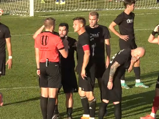 Hráči Oravského Veselého sa čudujú z penalty.