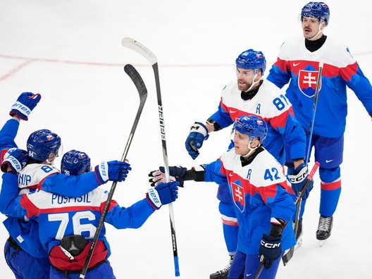 Radosť slovenských hokejistov po góle Pavla Regendu vo štvrťfinále s Nemeckom na ZOH v Miláne.