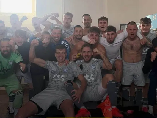 Víťazná fotka z kabíny Bolerázu po postupe do osemfinále Slovnaft Cupu.