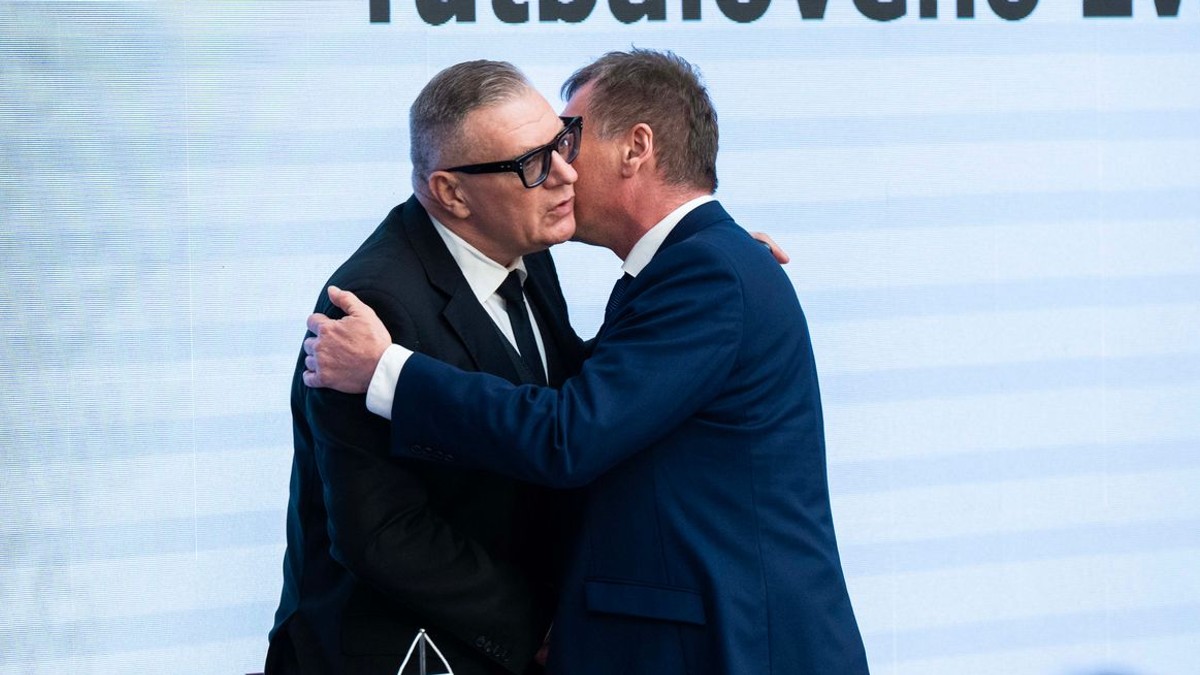 Ján Kováčik (uprostred) prijíma gratulácie po jeho opätovnom zvolen