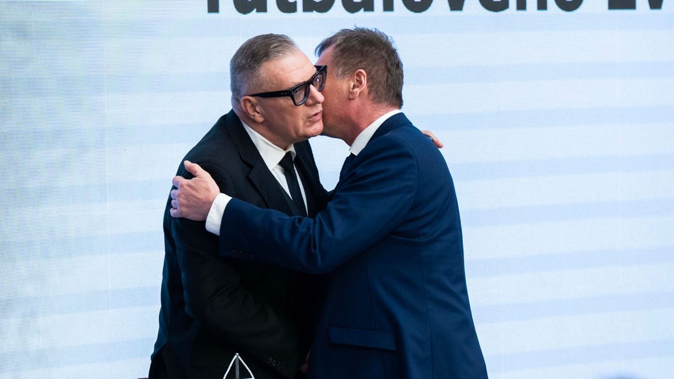 Ján Kováčik (uprostred) prijíma gratulácie po jeho opätovnom zvolen