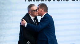 Ján Kováčik (uprostred) prijíma gratulácie po jeho opätovnom zvolen