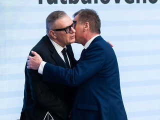 Ján Kováčik (uprostred) prijíma gratulácie po jeho opätovnom zvolen