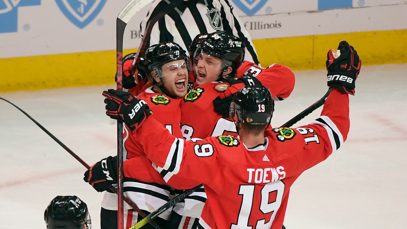 Chicago Blackhawks oslavujú gól.