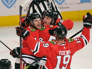 Chicago Blackhawks oslavujú gól.