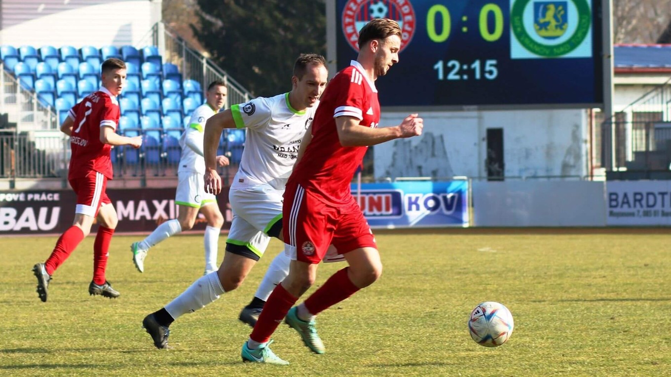 Futbalisti Bardejova (v červenom) odohrali cez víkend zápas proti Vranovu nad Topľou.