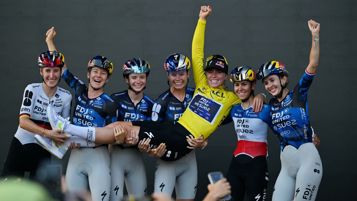 Demi Volleringová s tímom FDJ United - SUEZ po víťazstve na Tour de France 2026.