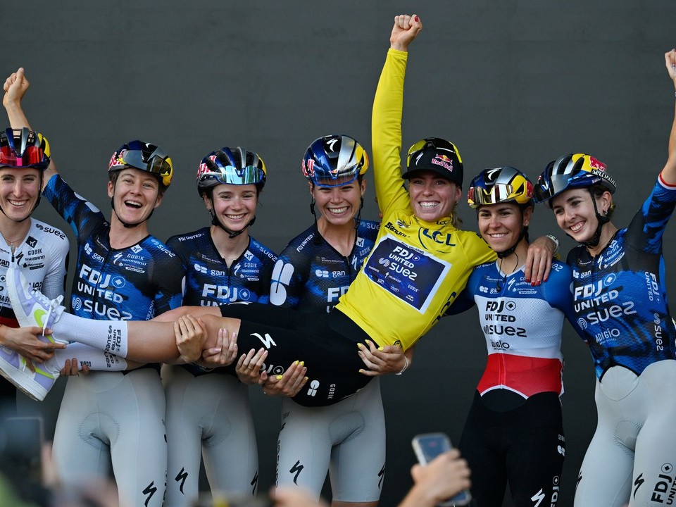 Demi Volleringová s tímom FDJ United - SUEZ po víťazstve na Tour de France 2026.