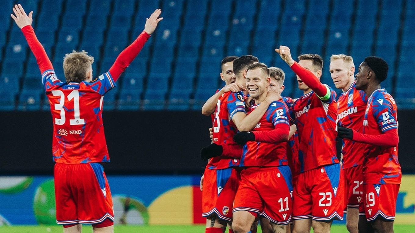 Hráči FC Viktoria Plzeň sa radujú z gólu