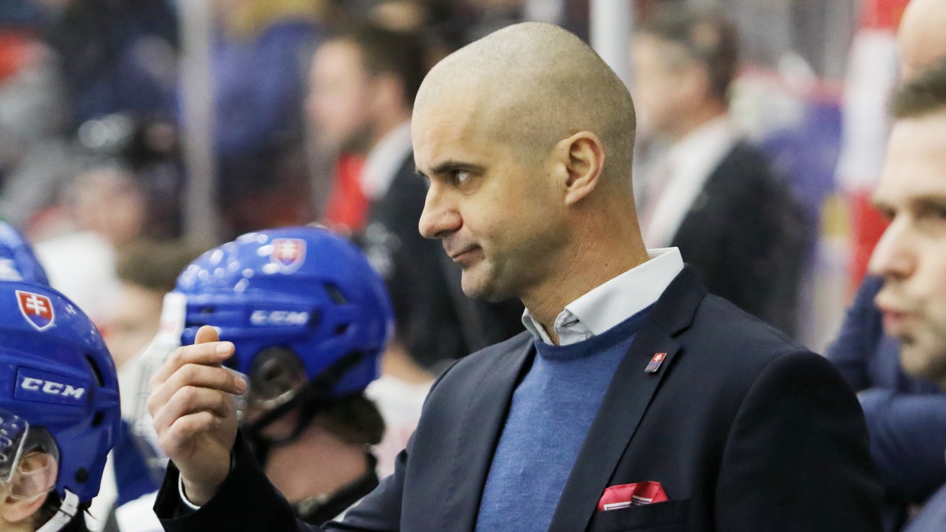 Tréner Ivan Feneš počas pôsobenia na lavičke Slovenska U20.