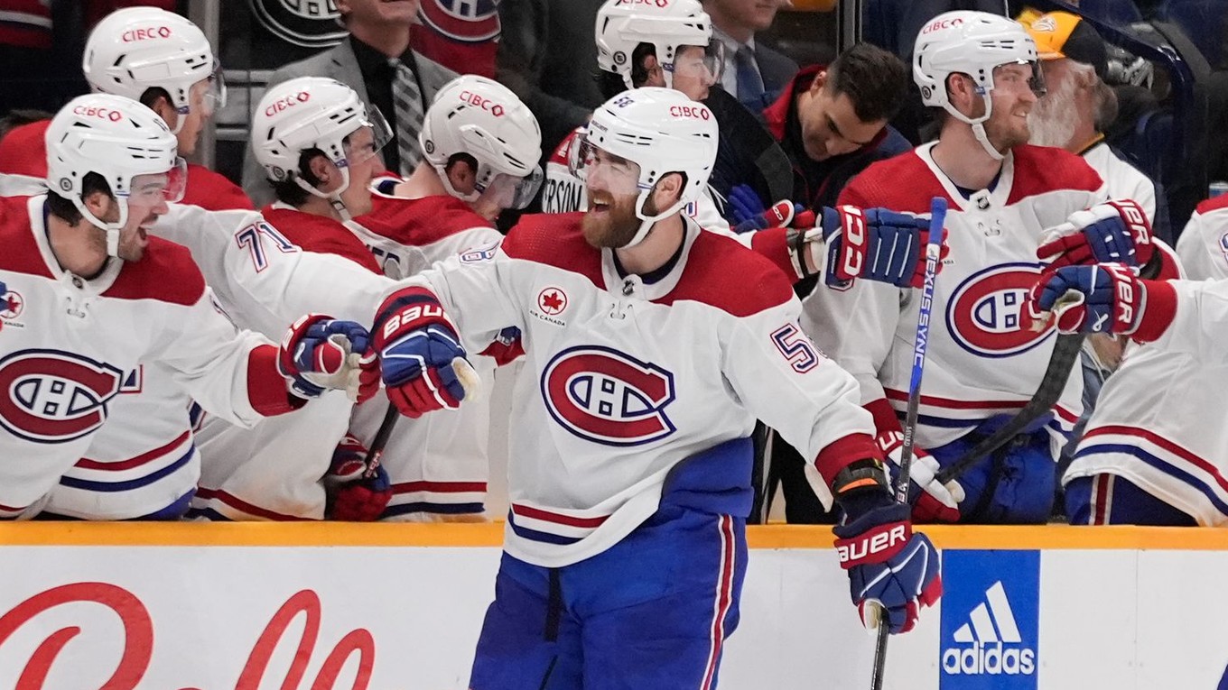 Obranca Montrealu Canadiens David Savard sa teší z gólu. 