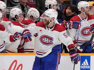 Obranca Montrealu Canadiens David Savard sa teší z gólu. 