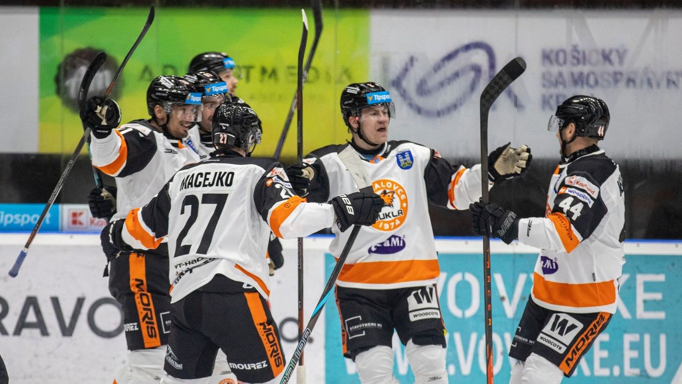 Hráči Michaloviec oslavujú gól.