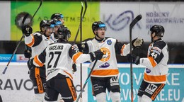 Hráči Michaloviec oslavujú gól.