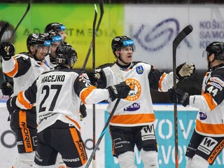 Hráči Michaloviec oslavujú gól.