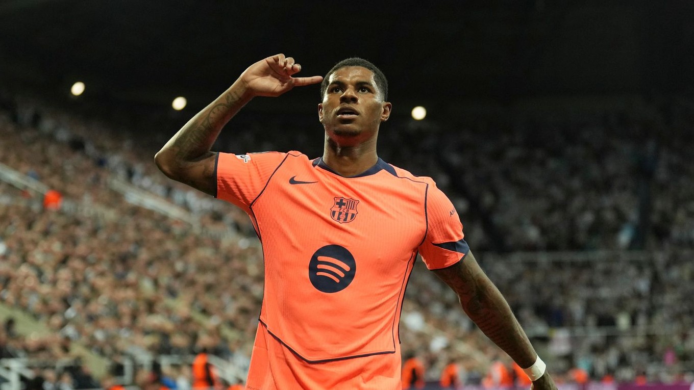 Marcus Rashford oslavuje gól do siete Newcastlu.