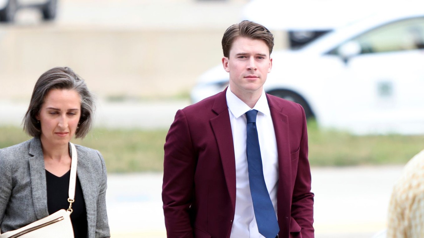 Carter Hart prichádza na súd.