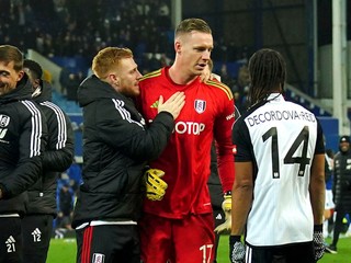 Bernd Leno (v strede) v drese Fulhamu.