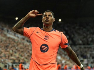 Marcus Rashford oslavuje gól do siete Newcastlu.
