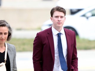 Carter Hart prichádza na súd.