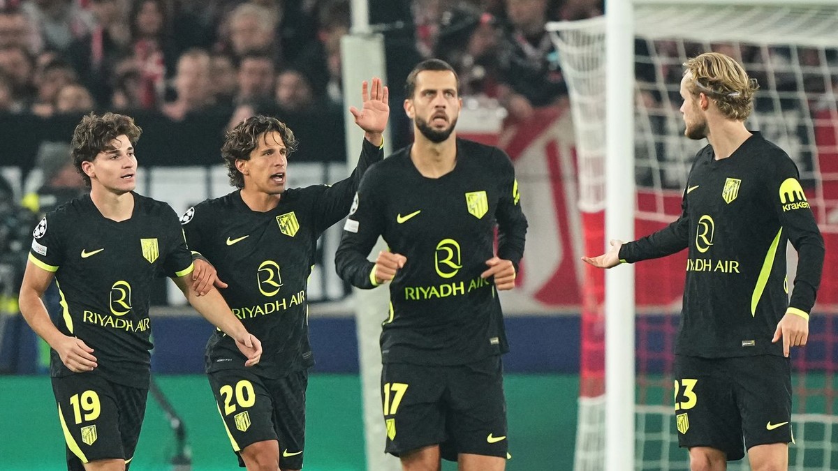 Slovenský futbalista Atlética Madrid Dávid Hancko (druhý vpravo) sa teší so spoluhráčmi.