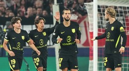 Slovenský futbalista Atlética Madrid Dávid Hancko (druhý vpravo) sa teší so spoluhráčmi.