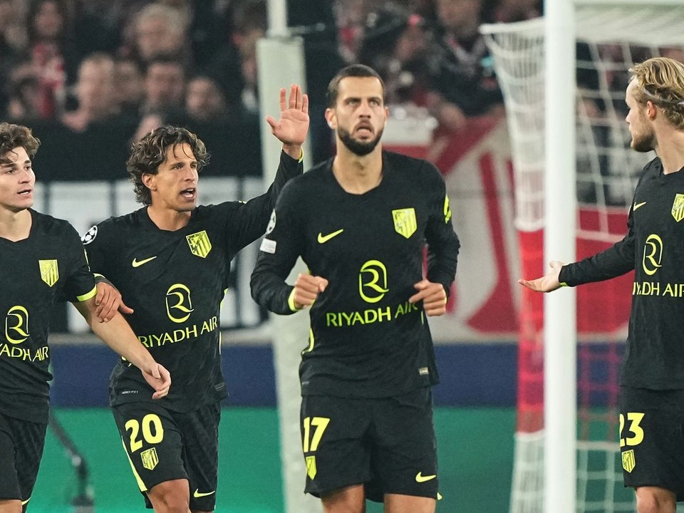Slovenský futbalista Atlética Madrid Dávid Hancko (druhý vpravo) sa teší so spoluhráčmi.
