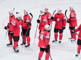 Hokejisti Švajčiarska oslavujú postup do finále.