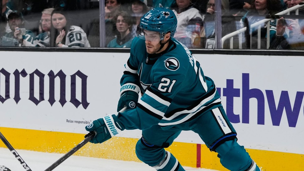 Center San Jose Sharks Alexander Wennberg (21).