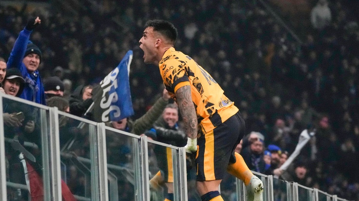 Útočník Interu Miláno Lautaro Martínez sa teší z gólu v zápase proti FC Janov. 