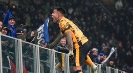 Útočník Interu Miláno Lautaro Martínez sa teší z gólu v zápase proti FC Janov. 