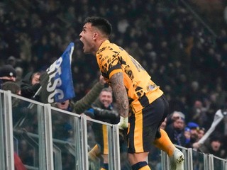 Útočník Interu Miláno Lautaro Martínez sa teší z gólu v zápase proti FC Janov. 