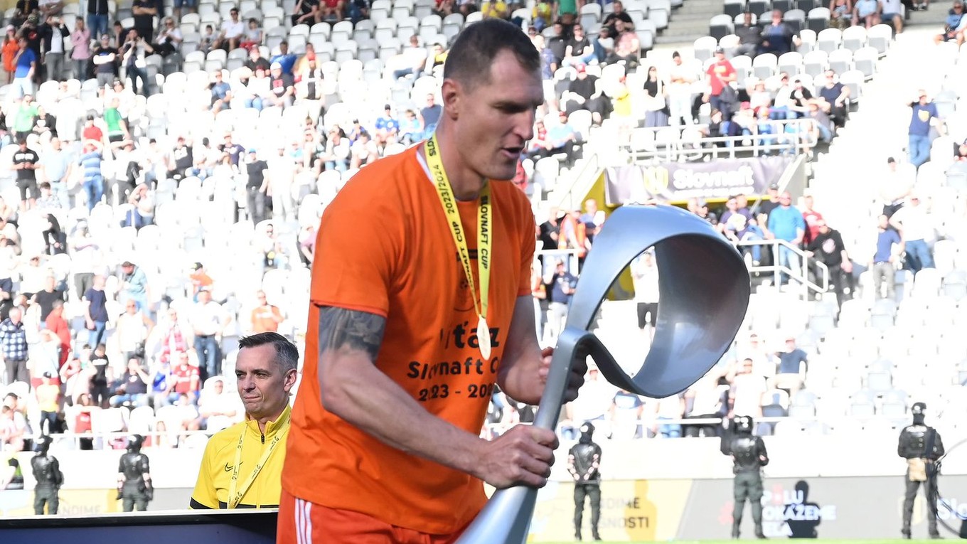 Hráč Ružomberka Ján Maslo dvíha trofej po triumfe vo finále Slovnaft Cupu nad Spartakom Trnava