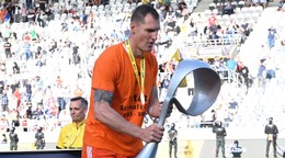 Hráč Ružomberka Ján Maslo dvíha trofej po triumfe vo finále Slovnaft Cupu nad Spartakom Trnava