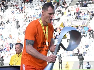Hráč Ružomberka Ján Maslo dvíha trofej po triumfe vo finále Slovnaft Cupu nad Spartakom Trnava